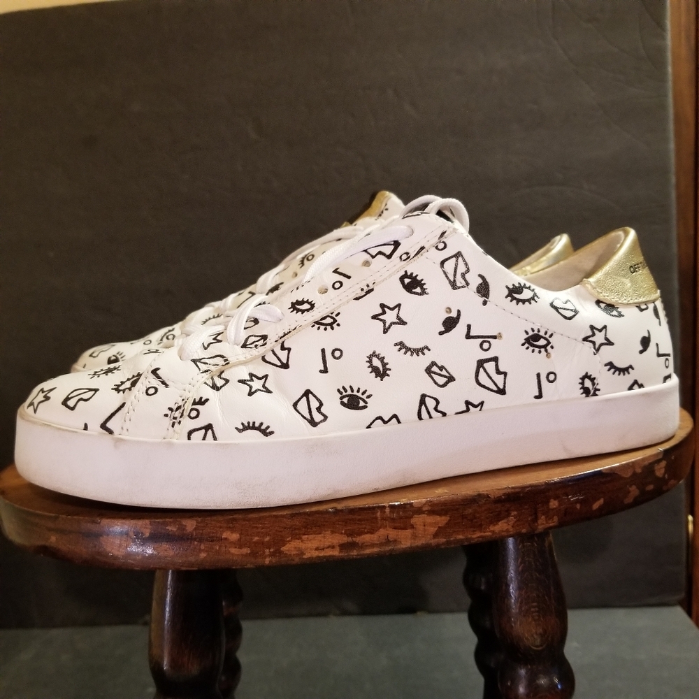 OTBT Court Low Top Leather Gold Wink Sneakers Sz 7.5 White & Black